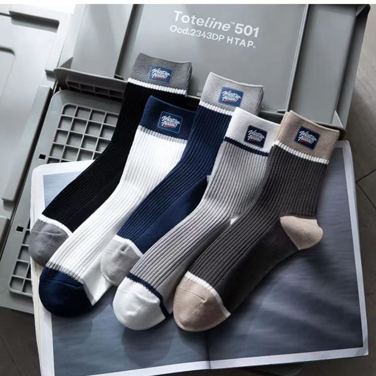 Men's Socks for Autumn and Winter, Thickened Sports Socks, Sweat-Absorbent and Odor-Resistant, Trendy Mid-Calf Socks Wholesale