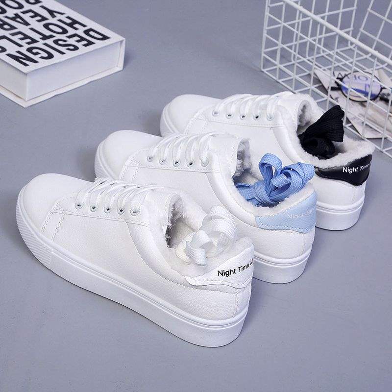 Zapatos de algodón de terciopelo para mujeres zapatos blancos 2025 nuevos estudiantes de cuatro estaciones coreanos zapatos casuales con suela plana caliente zapatos de skate para mujeres