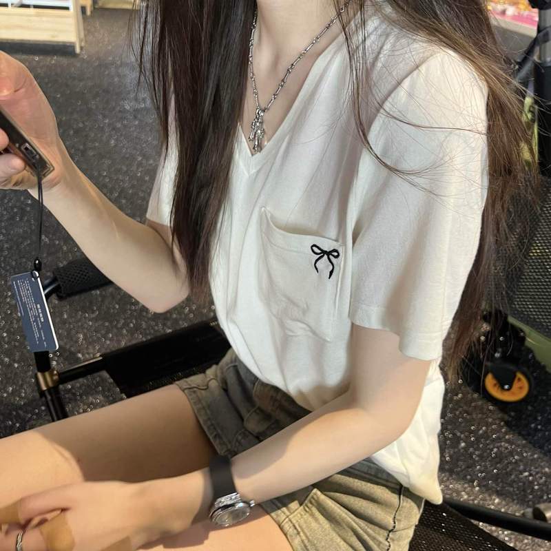 V领露锁骨白色短袖t恤女宽松2025夏季新款蝴蝶刺绣口袋莫代尔上衣|undefined