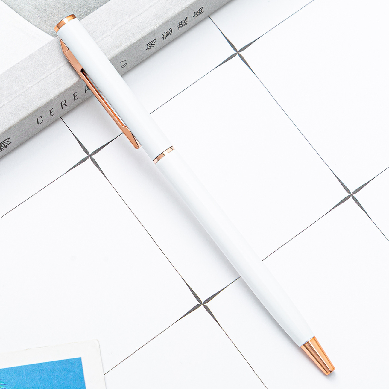 Cabeza plana pequeña pluma de alta escuela secundaria en stock al por mayor multicolor pluma de publicidad de negocios pluma imprimible logotipo pequeño bolígrafo de alta escuela secundaria