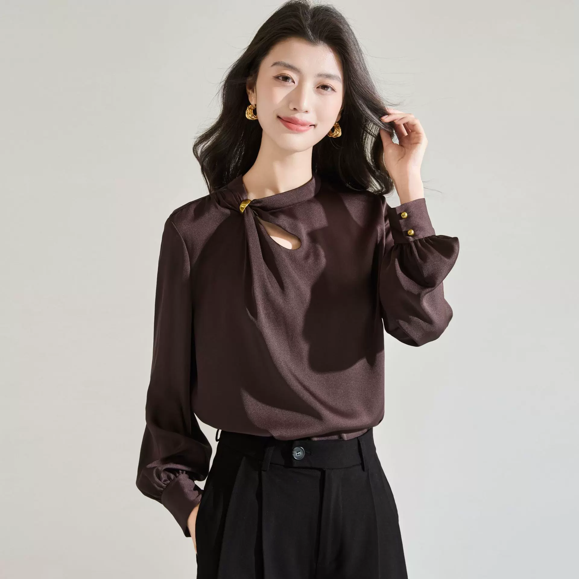 2026春季设计感捏褶镂空衬衫时尚垂感缎面轻奢气质通勤上衣25759