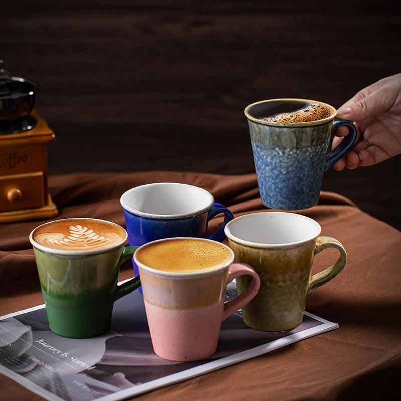 レトロな陶磁器のコーヒーカップの創意的な窯は耳のマグカップのシンプルな家庭用カップの事務カップの粗い陶器の濃縮のコップがあります。|undefined