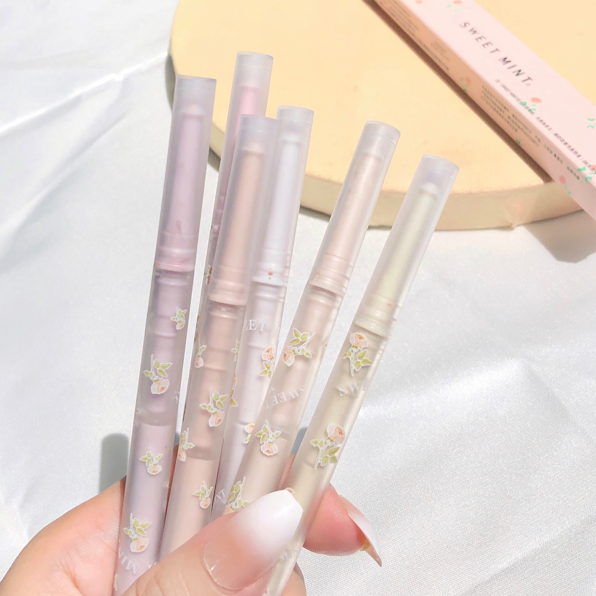 SWEET MINT's Splendid Flower Season Double-headed Silkworm pen with pearlescent and matte finishes to brighten the eyes and face, down to two-in-one undefined