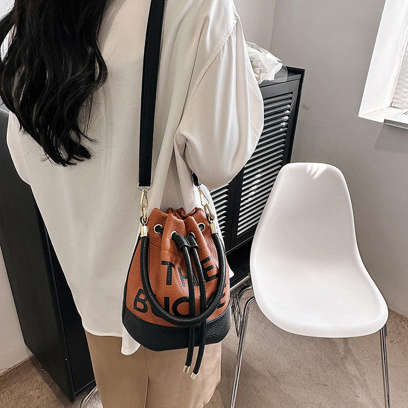 Bolso de hombro femenino casual todo-fósforo diseño de nicho sentido contraste color costuras cubo bolso de mano moda tendencia bandolera