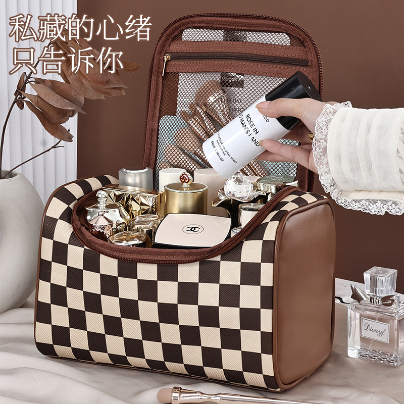 Un lote de bolsa de cosméticos, bolsa de almacenamiento impermeable de gran capacidad de alta calidad, bolsa de cosméticos de nicho de estilo ins