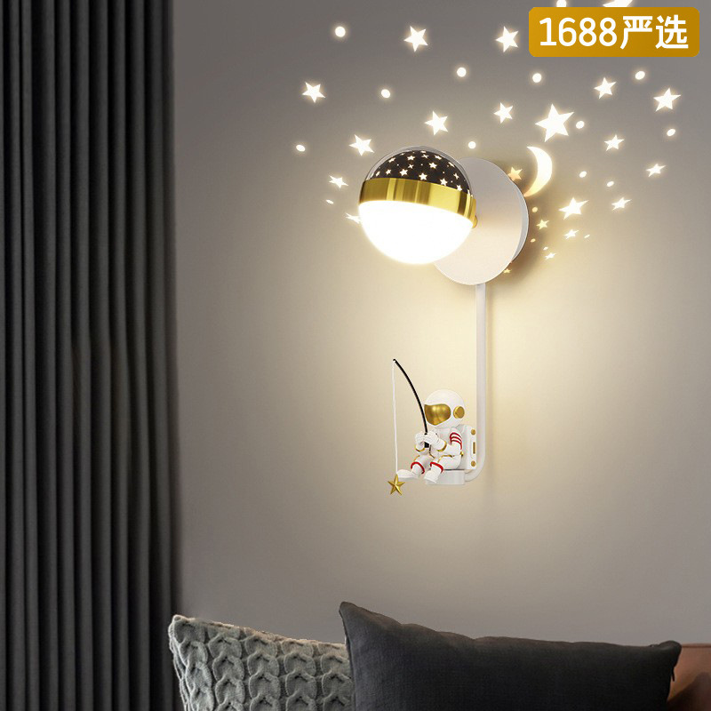 [Selección estricta] lámpara de pared de la habitación de los niños simple y creativa moderna dibujos animados astronautas de fondo lámpara de pared de la cama de la personalidad