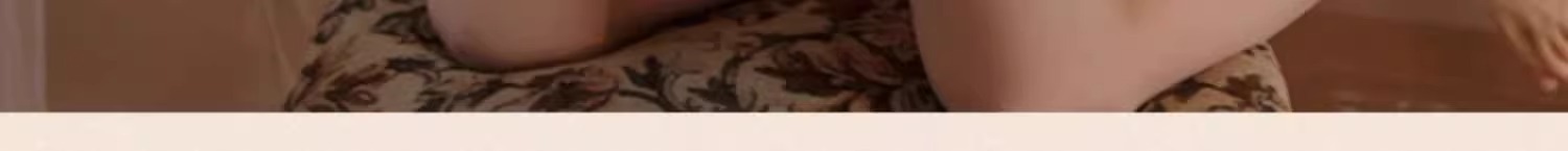 Luxuriöser, sexy Pyjama von Pure Desire | Damen-Nachthemd aus Eisseide mit Spitzenträgern | Integrierte Polster für betonte Kurven | Perfekt für Dates_voghion.com