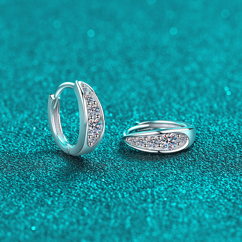 Orecchini a cerchio in argento sterling con moissanite d_voghion.com