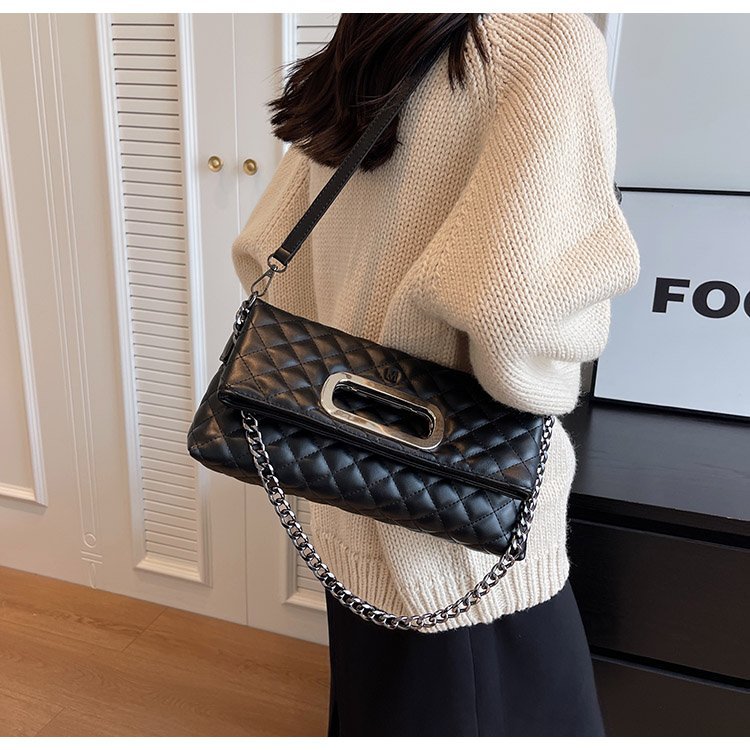 Kleine luxuriöse Klapp-Ohrtasche für Damen 2024 neue Mode-Umhängetasche hochwertige Unterarmtasche mit Diamantkette_voghion.com