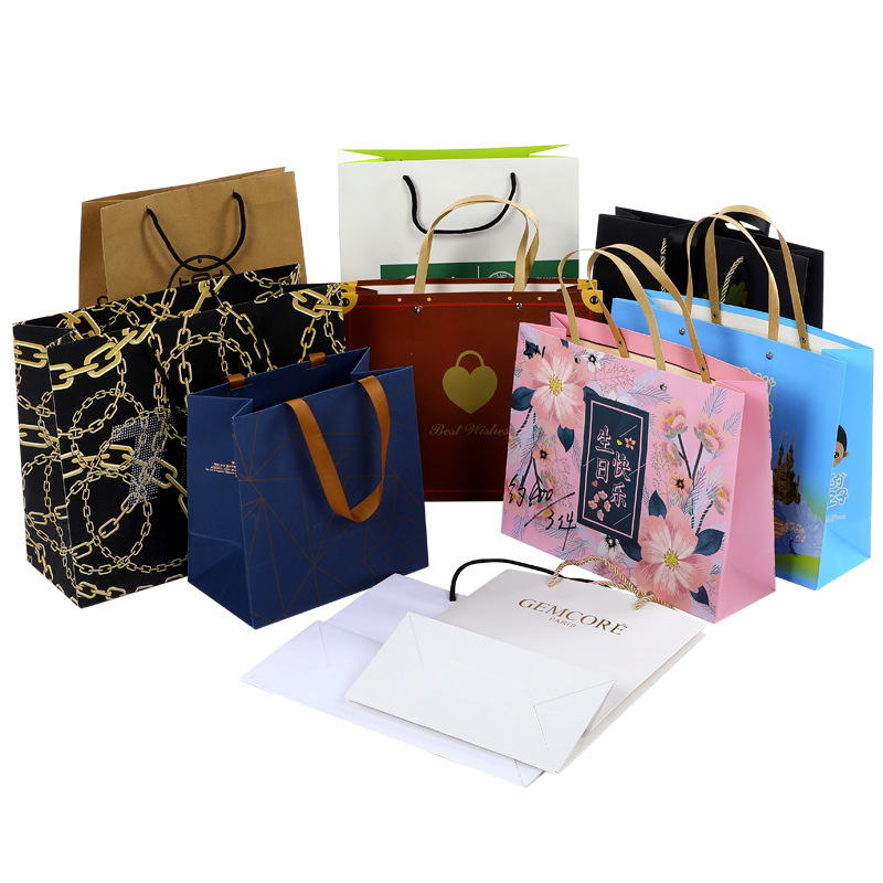 En stock bolsa de papel Kraft catering al por mayor bolsa de embalaje para llevar bolsa de regalo ropa color bolso imprimible LOGO