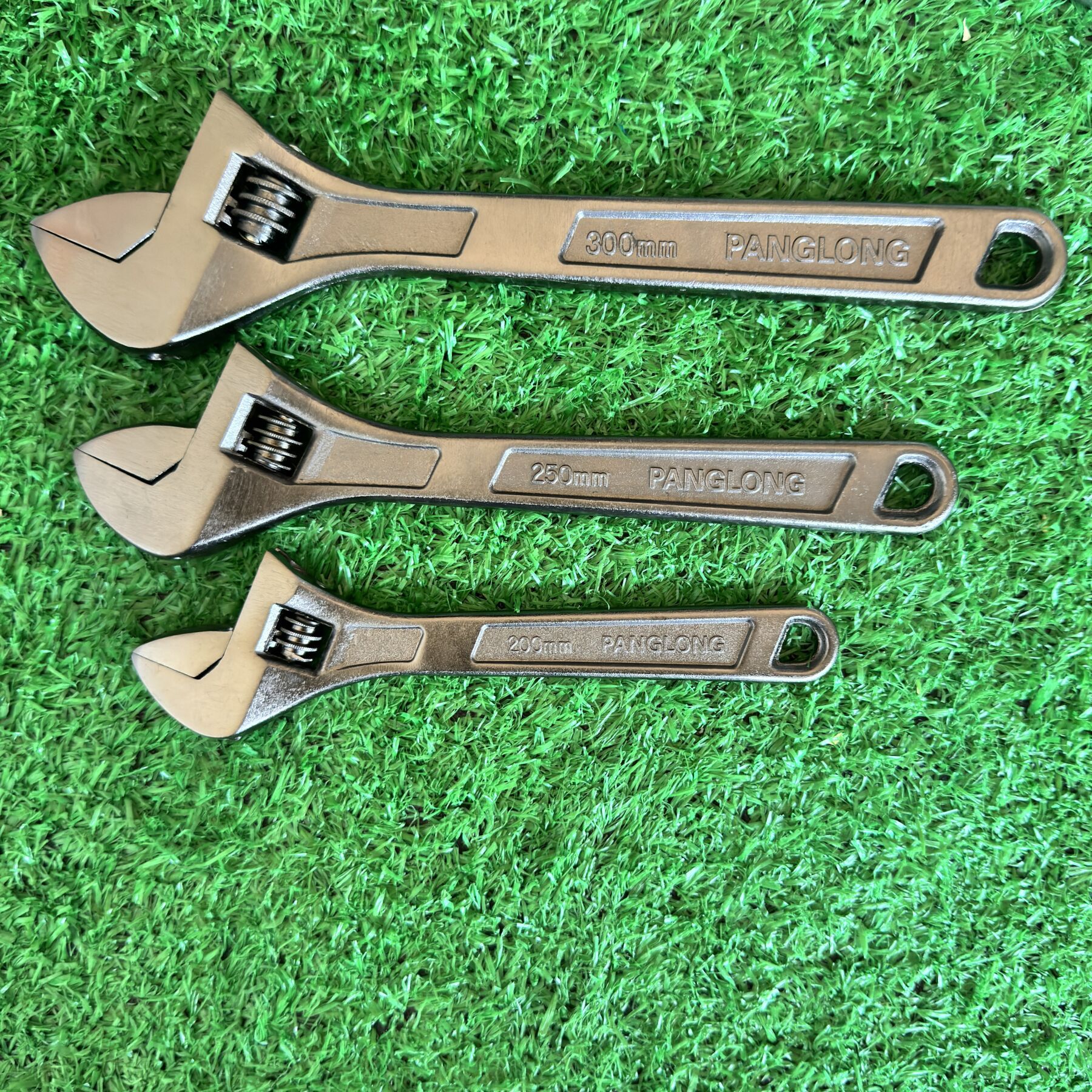 Los fabricantes de llaves suministran llaves móviles de níquel negro, llaves dinamométricas, herramientas manuales, llaves de herramientas de hardware, llaves activas