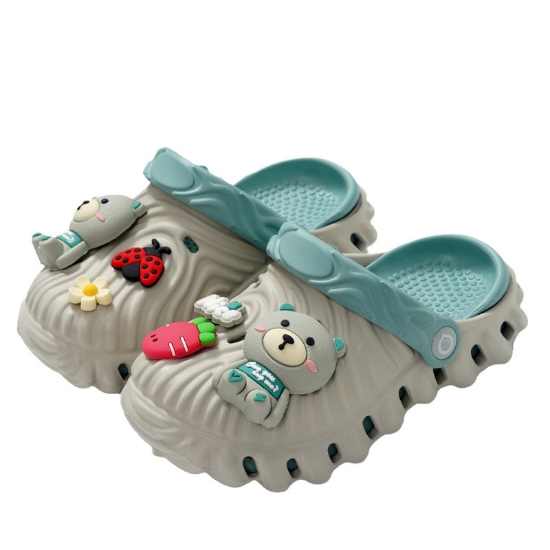 Nuevos zapatos de agujero de fondo suave de Baotou de dibujos animados lindo para hombres y mujeres, niños de mediana edad eva, ropa exterior ligera, sandalias y zapatillas de todo fósforo al por mayor