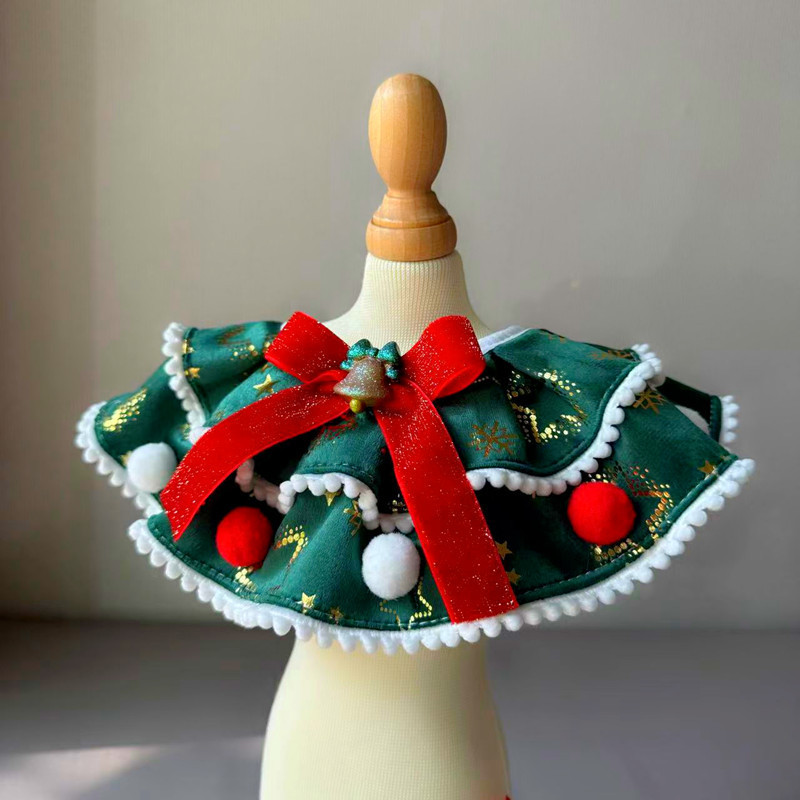 ペットのクリスマスの祝日は首を囲む装飾用品を装います。|undefined