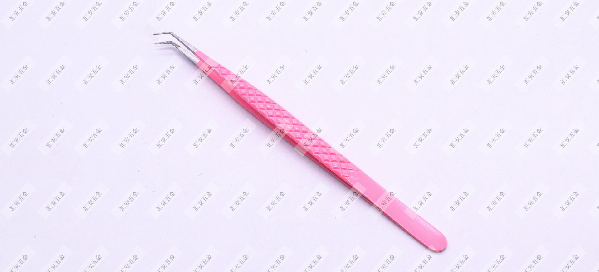Factory supplies pink embossed fiber-tipped tweezers, fiber tips, high-precision serrated eyelash extension tweezers.
