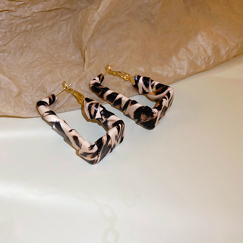 Pendientes de cuero artificial con estampado de leopardo enrollado con aguja de plata