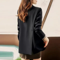 高級感のある雰囲気のおしゃれな職場の婦人服がゆったりしています。