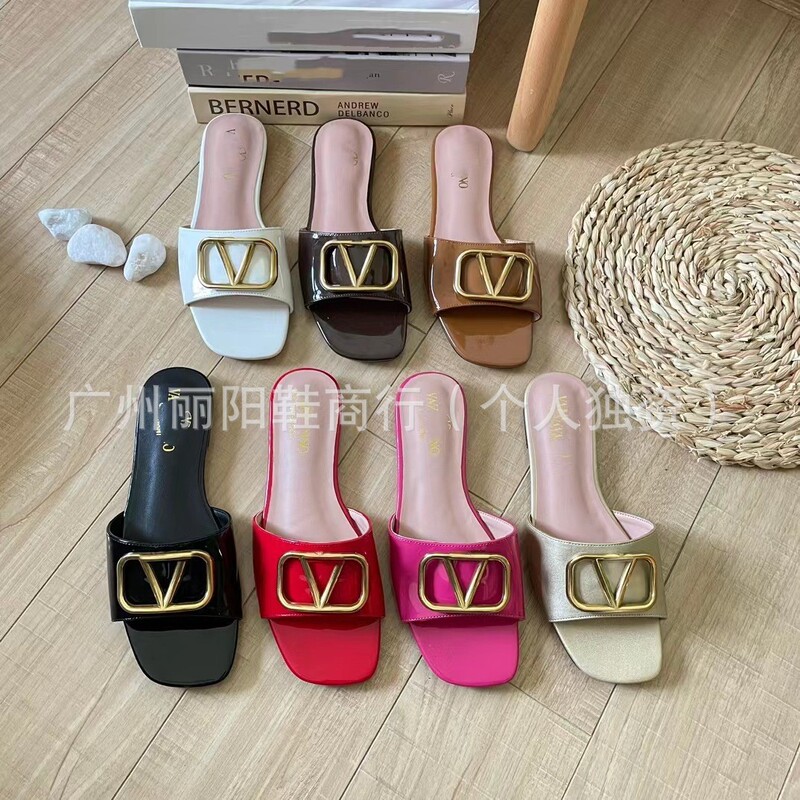 2025 New Classic Valentino Summer New Slippers Casual Rhinestone Open Toe Flat Outer Sandals for Women