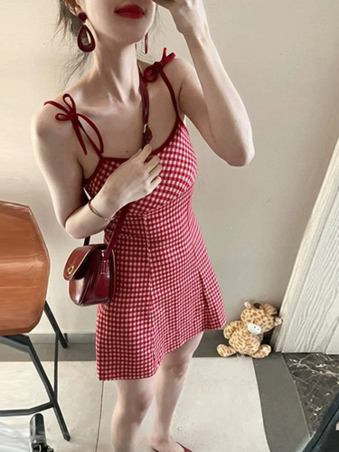 Little Black Dress 2025 New Women's Summer Sweet Red Plaid Fitted Top for Layering Short Skirt