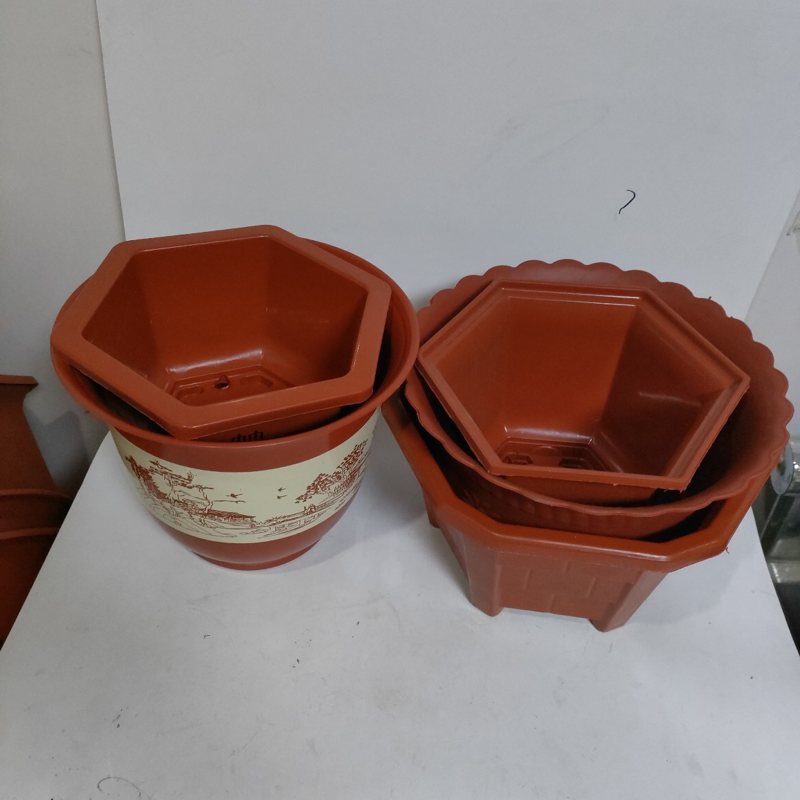 Maceta de plástico vintage con diseño hexagonal y octogonal, estilo rústico, ideal para plantas y suculentas.