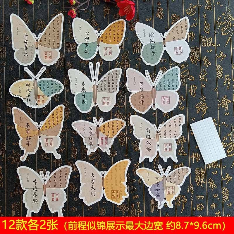 本香クラスの作品展示壁には小学生の硬筆書道紙が貼られています。|undefined