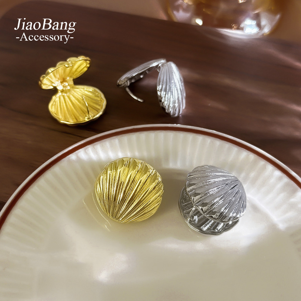 Nuevos pendientes de oro con forma de textura de concha de moda, botones de oreja de temperamento simple de nicho, pendientes de moda de alta calidad al por mayor