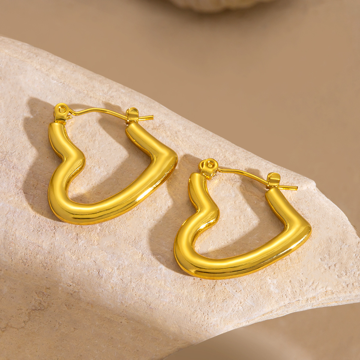 Pendientes de acero de titanio de alta calidad transfronterizos nuevos pendientes irregulares de círculo de amor femenino chapados en oro de 18k sin decoloración joyería