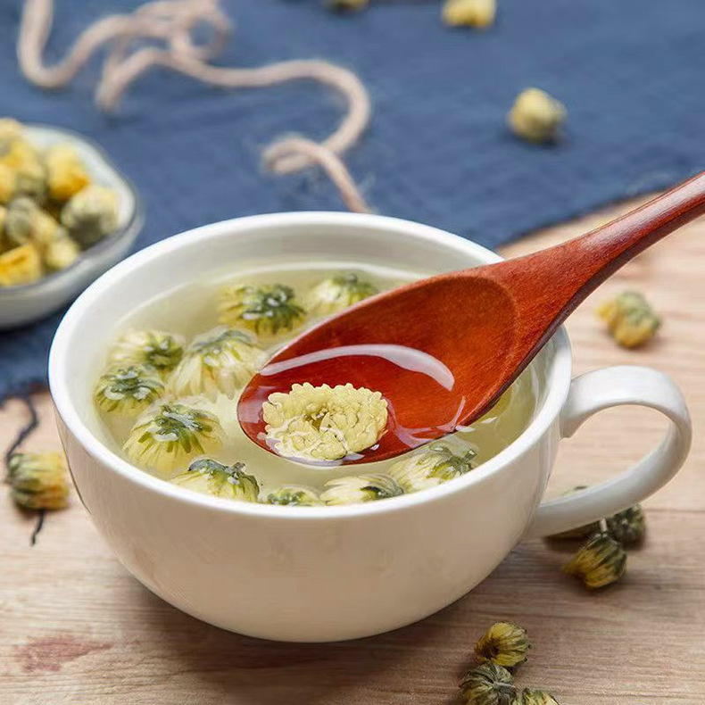 Tai Ju Chrysanthemum Tea Buds 35g Canister Dried Flos Chrysanthemum for Daily Herbal Brewing in use