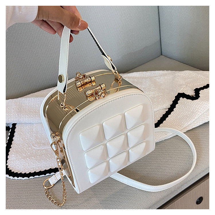 Femmes Moyen Faux Cuir Couleur Unie Style Vintage Style Classique Bloquer Sac À Main display picture 2