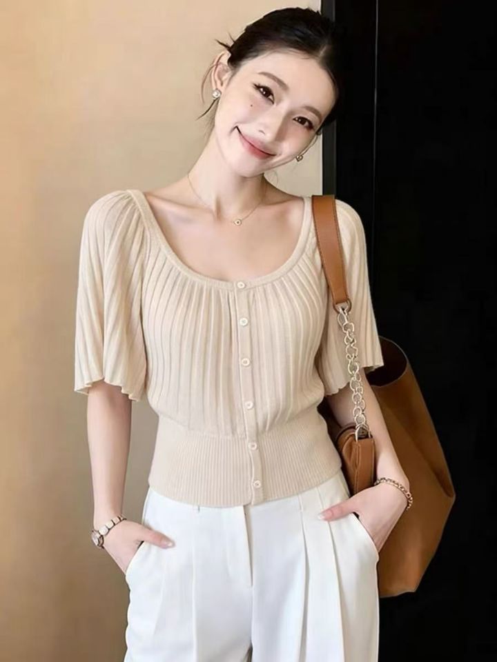 Áo thun ngắn tay nữ phong cách Pháp, chất liệu dệt kim thắt eo, dáng ôm gọn gàng — màu kaki