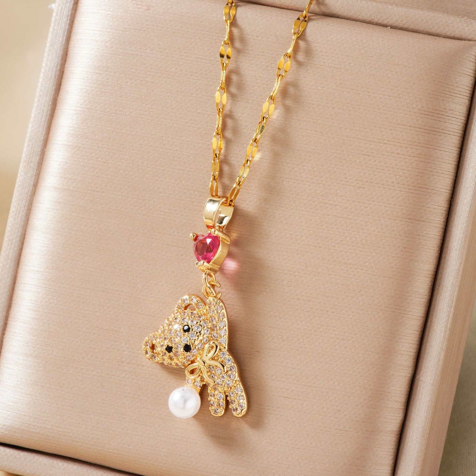 Collar de colgante de oso con corazón de zirconio incrustado – cadena de clavícula de nicho, venta al por mayor image 3