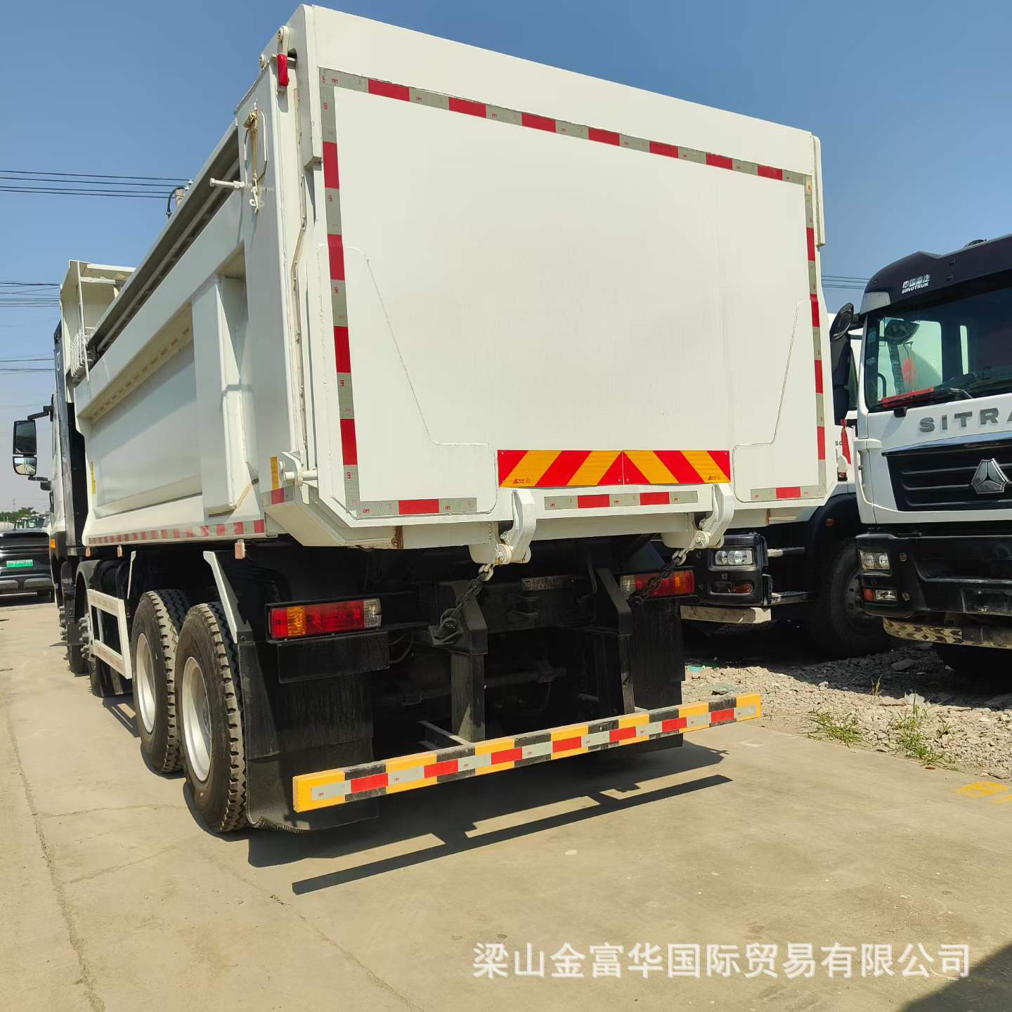 Cross-Border Supply of New Energy Geely Remote Heavy-Duty Self-Unloading Trucks, Rear-Turning Self-Unloading Pure Electric Trucks with Four Front and Eight Rear Wheels