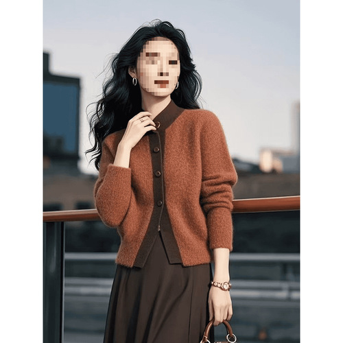 Women's Autumn/Winter Version of a Retro Fashion, Oversized Plaid Knit Sweater with a Charming, Elegant and Sophisticated Touch, Featuring a Light Scents of Chanel Style
