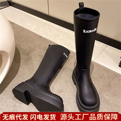 パリのアルファベットの厚い底の小さい背の長靴の女性の弾力性の靴はやせている靴の卸売りのタバコの筒の靴を見せます。