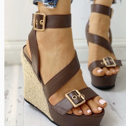 跨境夏季外贸款欧美风草编底高坡跟脚踝扣带金属装饰女士大码凉鞋