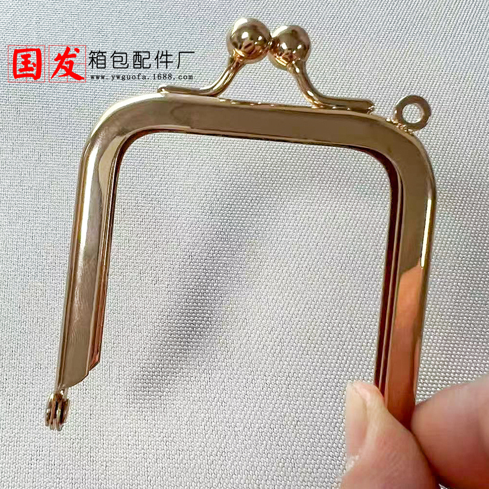 Para hacer: 6*6CM cuadrado brillante sin orificios caja de viscosa dorada con hebilla de equipaje y clip de equipaje