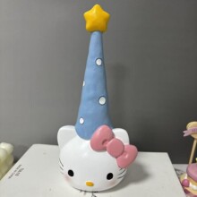 圣诞帽摆件让桌面整洁又可爱。