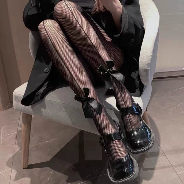 With bow, black