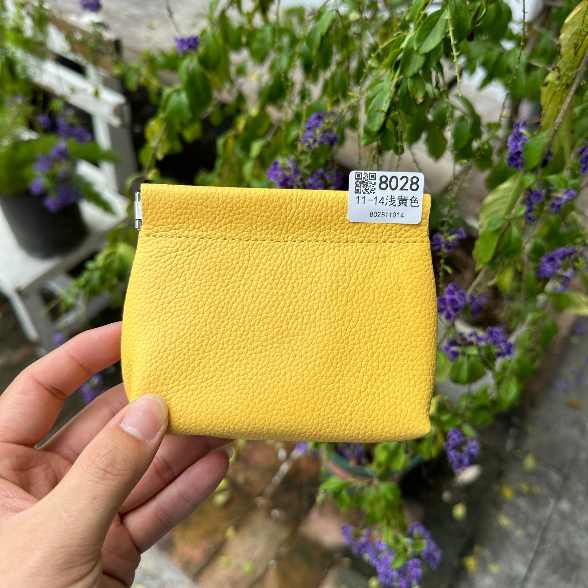 厚手の収納袋のトップ層の牛革は閉じています。