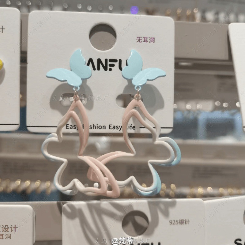 ニッチなデザインの高級ブルーバタフライパールイヤリング、女性用、2025年夏の新作人気ファッションイヤリング