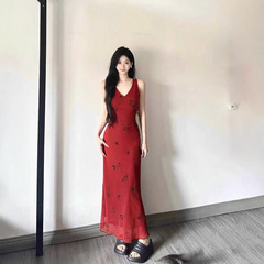 レトロな赤いvネックストラップワンピース女性の夏の新型純欲風は腰を収めてヒップスカートの気質のロングスカートを包みます。