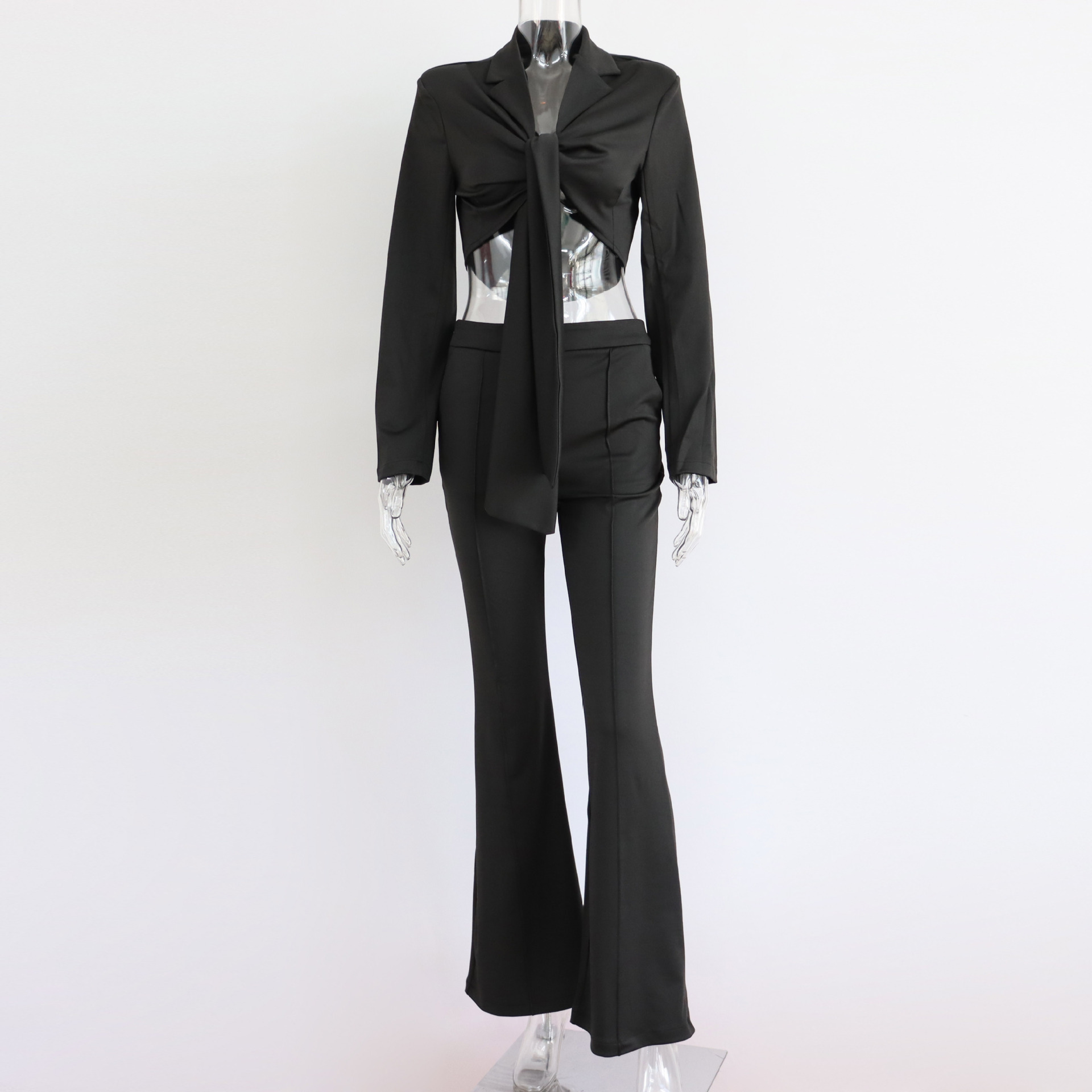 GraceChic – Europäischer und amerikanischer, sexy Schnürblazer mit langen Ärmeln, gepolsterten Schultern und eng anliegender Schlaghose – Frühjahr/Sommer 2024 (Neu)_voghion.com