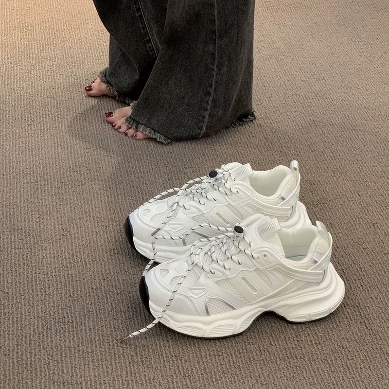 Увеличение толстой подошвы папы обувь женская 2024 новая осенняя женская обувь дикая гонконгская ветреная маленькая белая обувь повседневная спортивная обувь женская модель