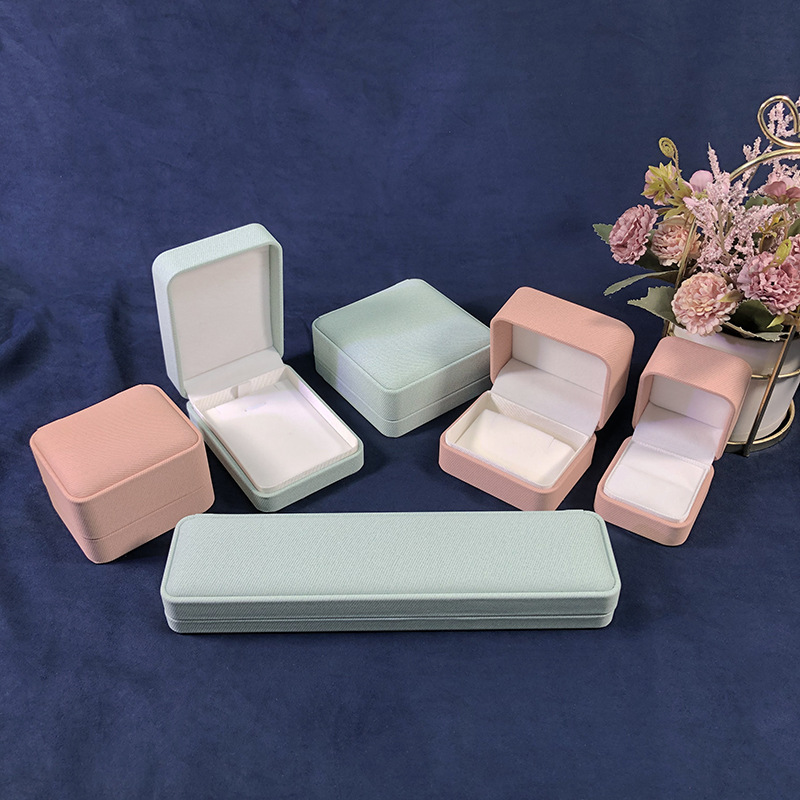 Nueva cubierta de ángulo redondeado pu piel caja de joyería de moda fresca joyería de plata caja de perlas de esmeralda