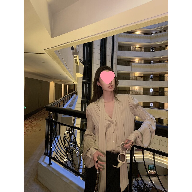 跨境ZHAIAIAIA 古金色V领衬衫女秋季新丝带设计感时尚长袖衬|undefined