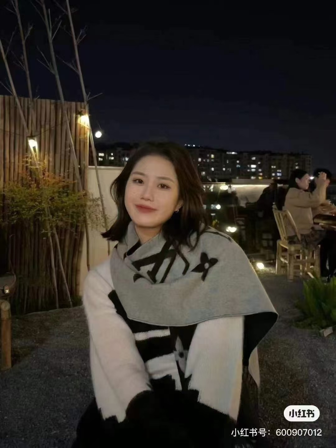 秋冬の新型D字のマフラーの女性はカシミヤのマフラーのフリンジの両面のマントをまねて保温して首を囲みます。