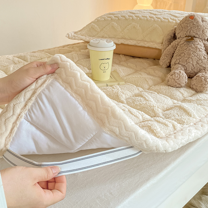 クラスAは牛乳のベルベットのマットレスを厚くして、学生寮の畳のシングルベッドの敷き布団を敷いて、上下に敷いて保温する|undefined