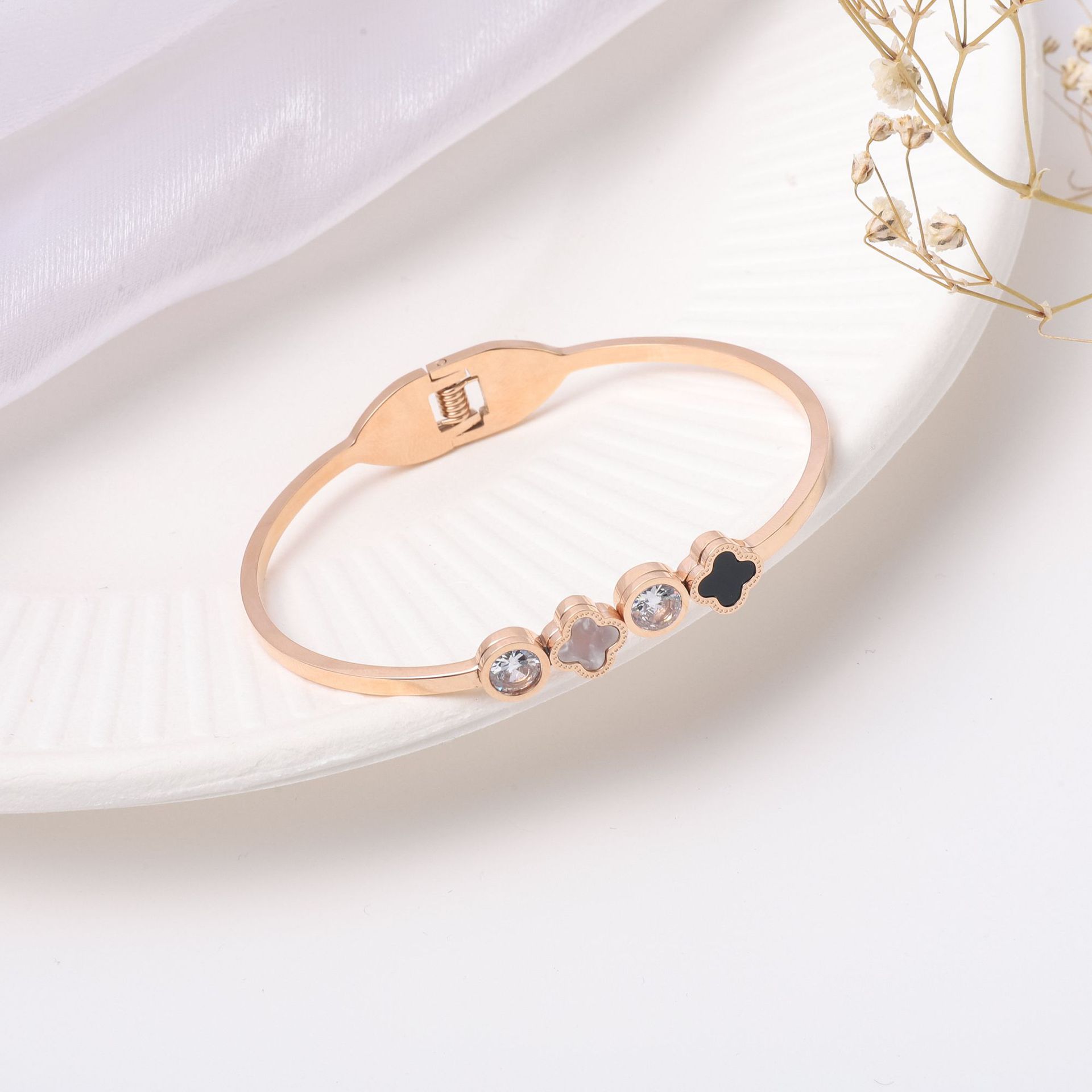 Pulsera de titanio y acero para mujer, diseño moderno y sencillo, pulsera de lujo que no se desvanece, venta al por mayor en stock.