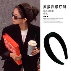 Fever同モデルの黒いベルベットのカチューシャは高級感があります。