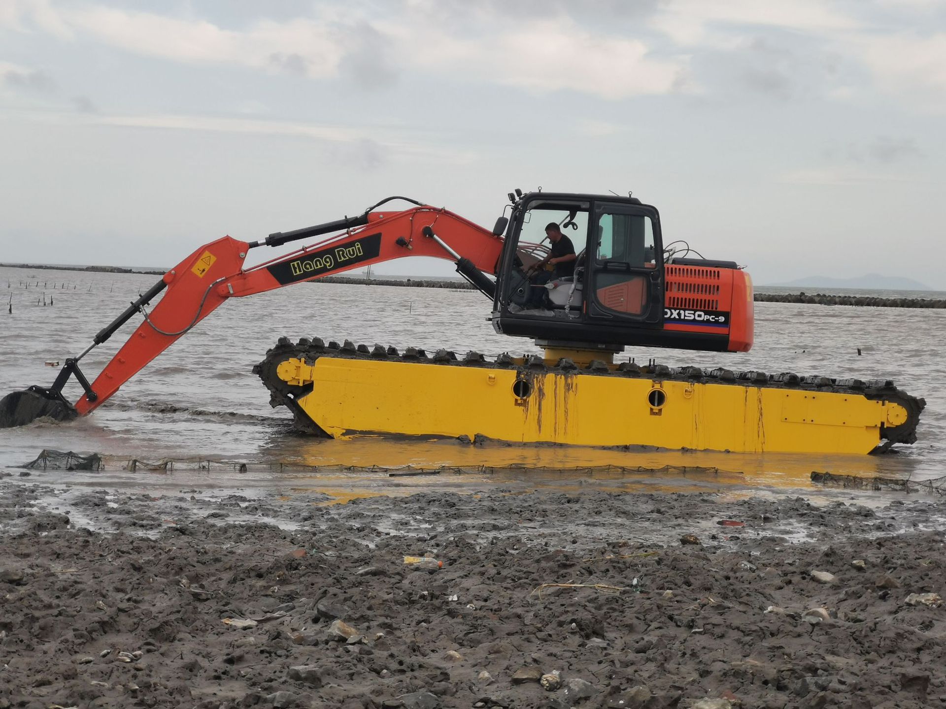 水陆两用挖掘机