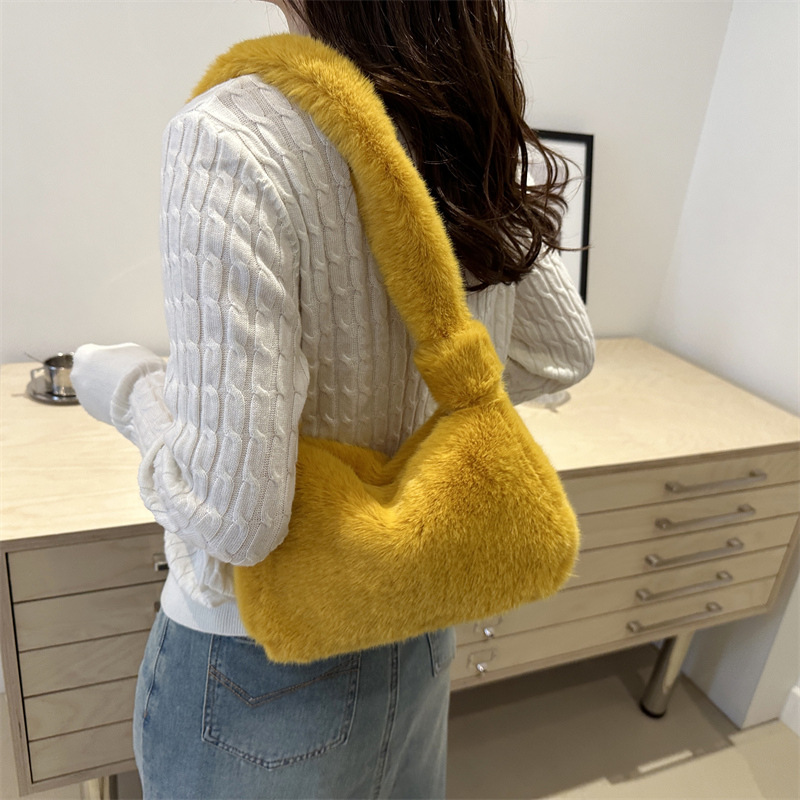 2024 invierno nuevo estilo bolso de axila temperamento bolso de mujer de alto valor felpa estilo occidental bolso de hombro diseño de nicho femenino